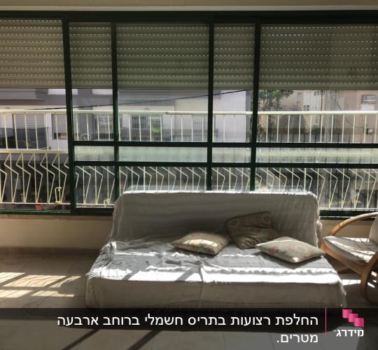תריסים סגורים על חלון זכוכית גדול